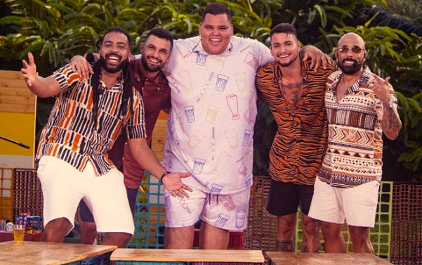 Nova turnê do Churrasquinho do Menos é Mais estreia com 7 horas de show para mais de 10 mil fãs e famosos