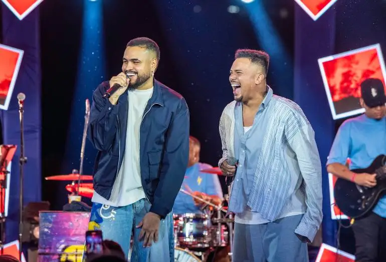 Yan e Sorriso Maroto Regravaram “Fica com Deus” e Entregaram Emoção Pura em Nova Versão do Clássico